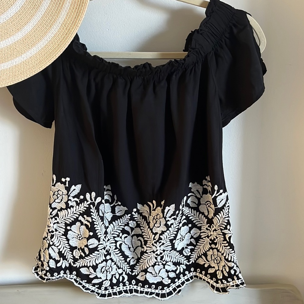 Karen Kane on or off shoulder embroidered top size xs but FITS SM